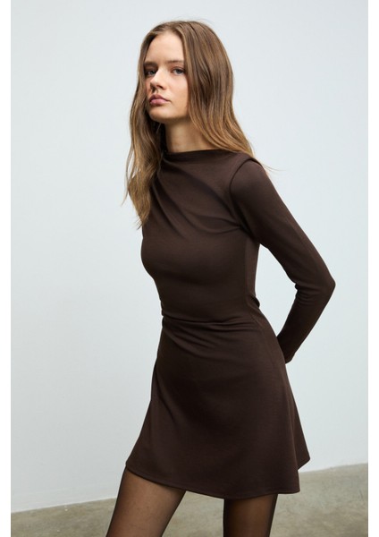VELIRA Kadın Omuz Ve Bel Kısmında Pile Detaylı Sıfır Yaka Fermuarlı Uzun Kollu Mini Kahverengi Elbis modelleri
