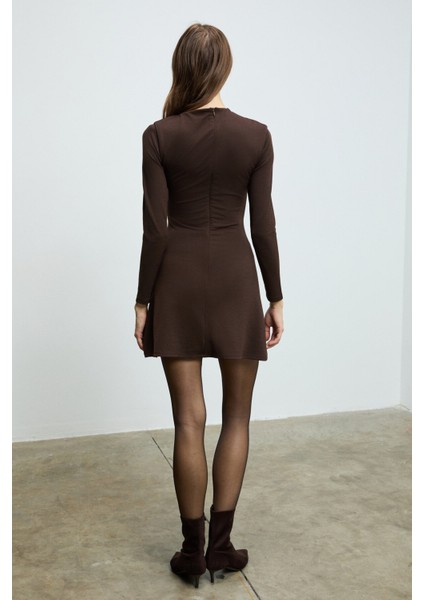 VELIRA Kadın Omuz Ve Bel Kısmında Pile Detaylı Sıfır Yaka Fermuarlı Uzun Kollu Mini Kahverengi Elbis fırsatları