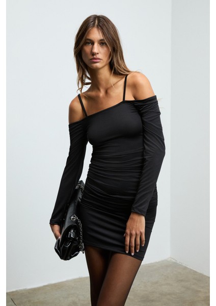 GRESSE Kadın Omuzları Açık Büzgü Detaylı Esnek Kumaşlı Vücuda Oturan Askılı Mini Siyah Elbise fiyatları