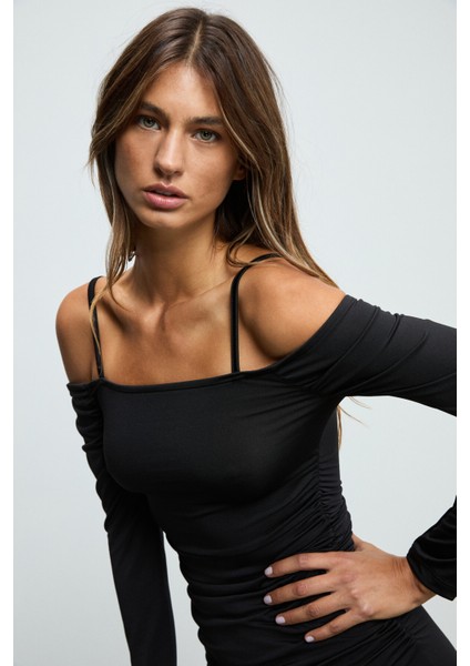 GRESSE Kadın Omuzları Açık Büzgü Detaylı Esnek Kumaşlı Vücuda Oturan Askılı Mini Siyah Elbise modelleri