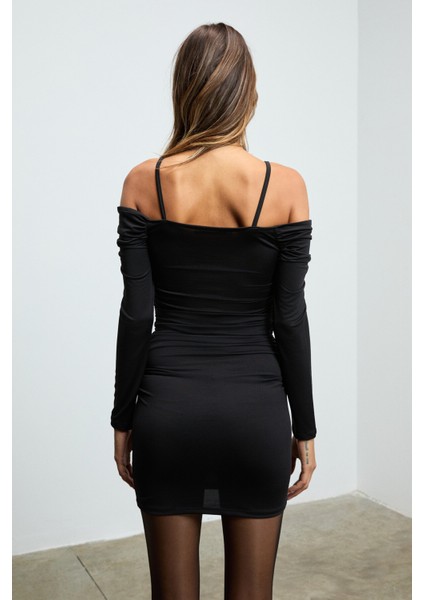 GRESSE Kadın Omuzları Açık Büzgü Detaylı Esnek Kumaşlı Vücuda Oturan Askılı Mini Siyah Elbise