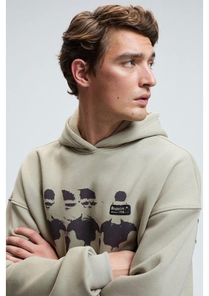 ARMAND Erkek Kapüşonlu Kanguru Cepli Önü Baskılı Oversize Taş Rengi Sweatshirt fırsatları