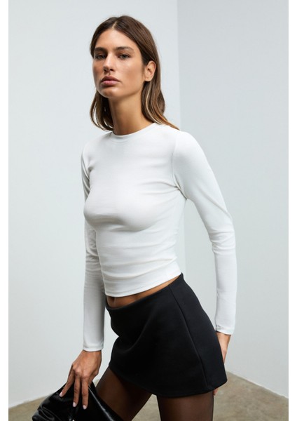 GRIGROS Kadın Esnek Kumaşlı Vücuda Oturan Slim Fit Uzun Kollu Beyaz T-Shirt modelleri