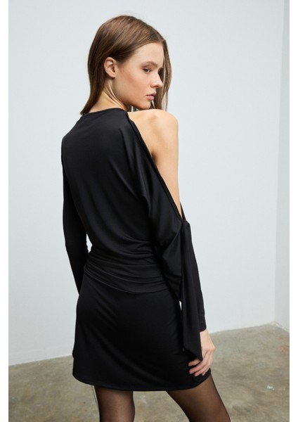 ASSETRA Kadın Yuvarlak Yakalı Esnek Kumaşlı Tek Omuzu Açık Bağlama Detaylı Mini Siyah Elbise fırsatları