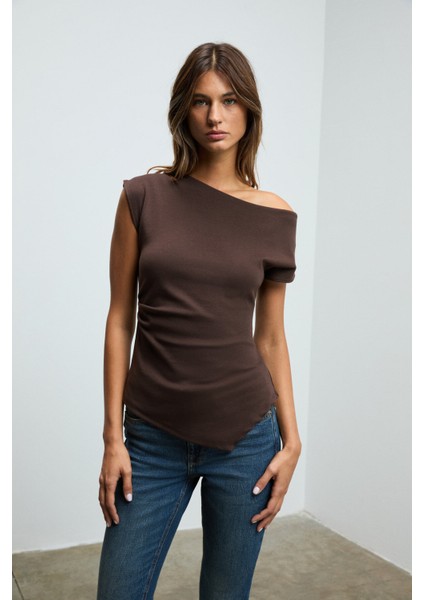 REHINGA Kadın Asimetrik Yaka Regular Kısa Kol Kahverengi Bluz fiyatları