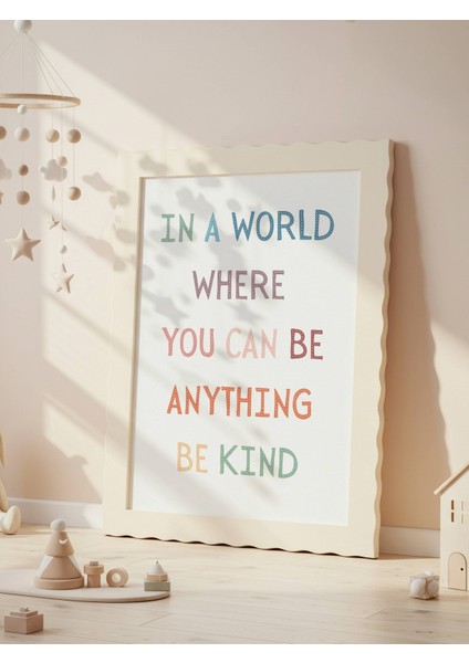 In A World Where You Can Be Anything Be Kind Dijital Baskı Poster V2 (Çerçevesiz) indirimleri