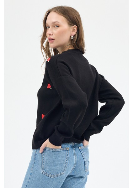 Siyah Kalp Desenli Örme Kadın Kazak 7120