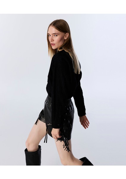 DERİ GÖRÜNÜMLÜ PÜSKÜLLÜ ŞORT TW6250013003001 modelleri