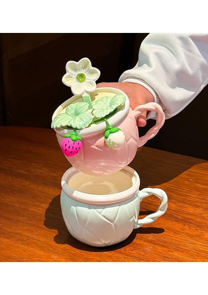 Çilek Bahçesi Temalı Seramik Kupa fırsatları