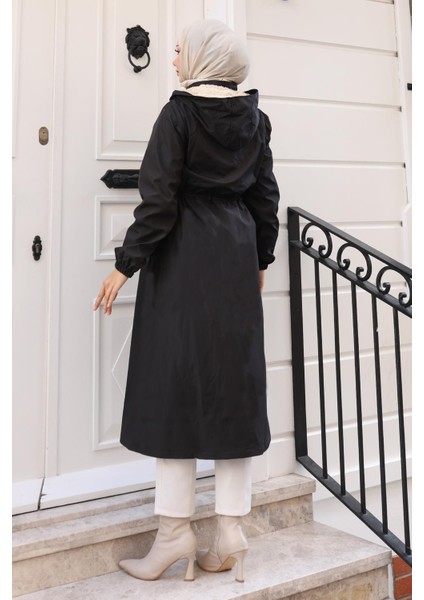 Yazı Detaylı Kapşonlu Mont Siyah 15900