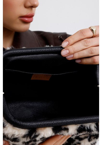 Kadın Kahverengi Leopar Desenli Peluş Clutch El Çantası indirimleri