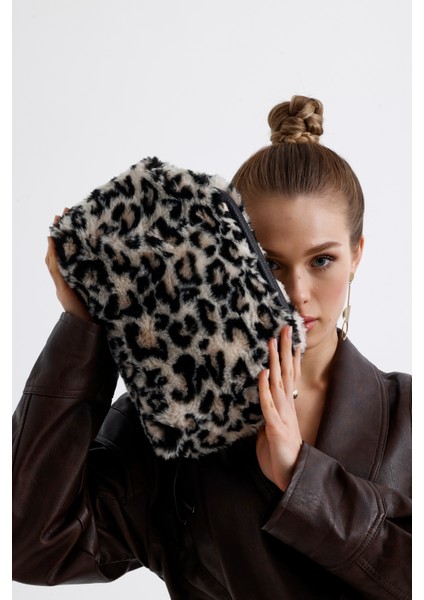 Kadın Kahverengi Leopar Desenli Peluş Clutch El Çantası