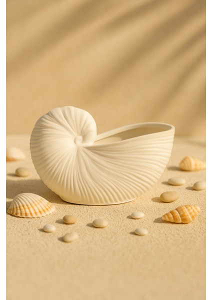 Deniz Kabuğu Formlu El Yapımı Mumluk – 13×8×7.4 cm | Zarif & Sakin Atmosfer