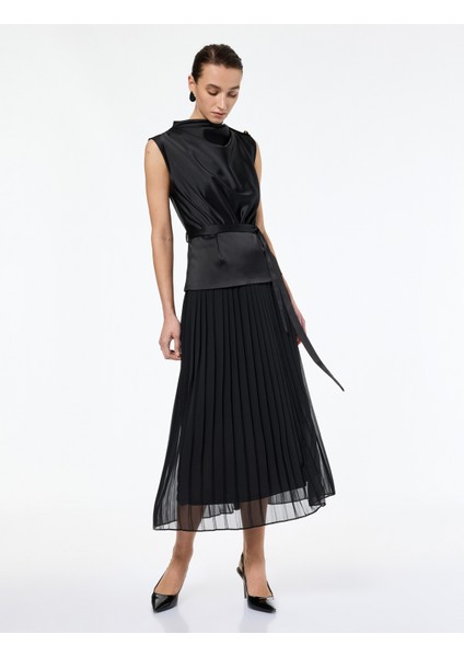 Kolsuz Dik Yaka Kuşak Detaylı Uzun Piliseli Saten Elbise