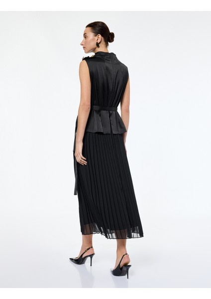 Kolsuz Dik Yaka Kuşak Detaylı Uzun Piliseli Saten Elbise fırsatları