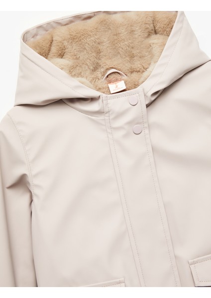 Peluş Detaylı Kapaklı Cepli Uzun Kollu Kapşonlu Kaban modelleri