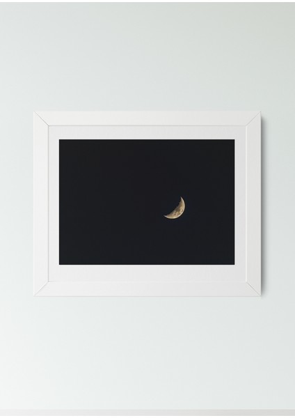 Lunar Whisper Kare Çerçeveli Kanvas Tablo – Minimal Ay Figürlü Siyah Arka Planlı Modern Poster (30x30 cm) fiyatları