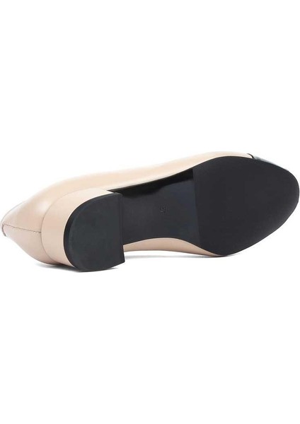 Kadın Bej Kısa Kalın Topuklu Siyah Rugan Deri Klasik Ayakkabı