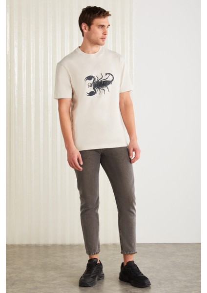 KURT Erkek %100 Pamuklu Akrep Baskılı Kısa Kollu Taş Rengi T-Shirt fiyatları