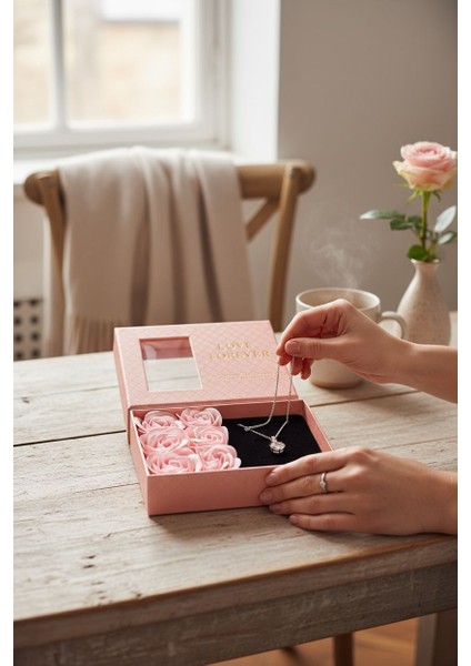 Kişiye Özel Solmayan Gül Sonsuz Love Forever Hediye Kutusunda 925 ayar Tektaşlı Kolye fiyatları