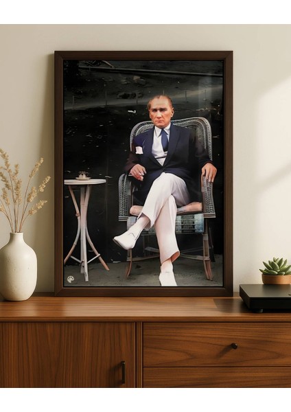 Atatürk Koltukta Portre Dijital Baskı Poster V2 (Çerçevesiz) fiyatları