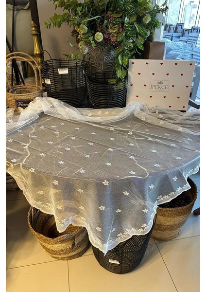 Anjela Çiçek Desenli Fiskos Masa Örtüsü 150X150 cm