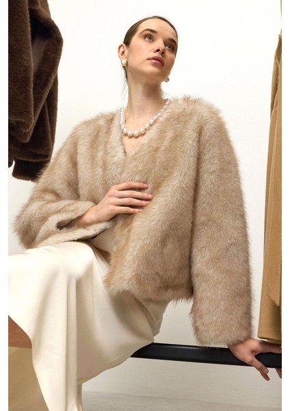 V Yaka Crop Exclusive Kürk Görünümlü Ceket Bej 1006 modelleri