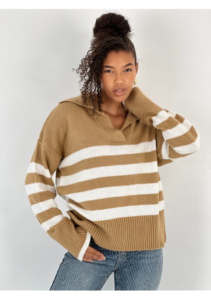Kadın Geniş Yakalı Düşük Omuzlu Camel Çizgili Kazak