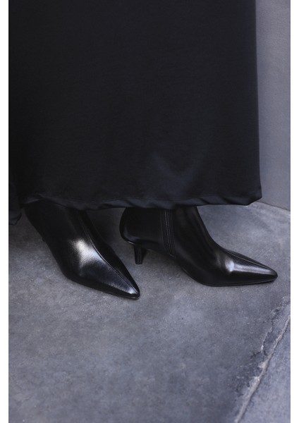 Bot 2517 - Sivri Burun Bilek Boy Siyah Kadın Bot