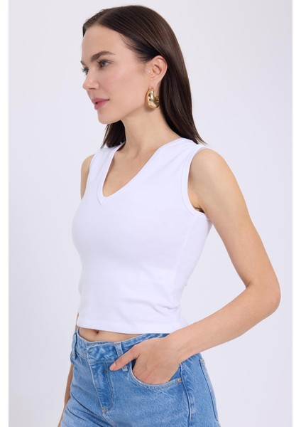 Kadın Slim Fit Dar Kesim V Yaka Sıfır Kol Pamuklu Ribanalı Beyaz Bluz fiyatları