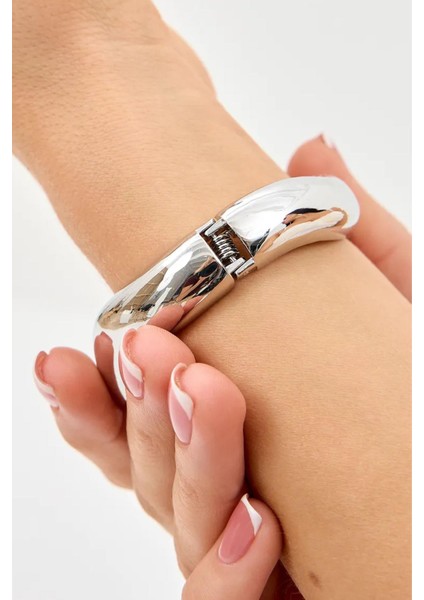 Dalgalı Model Parlak Gümüş Rengi Cuff Bileklik fırsatları