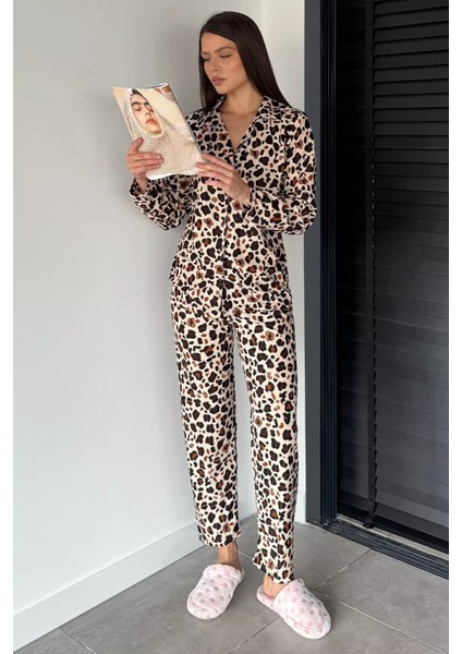Kadın Ön Düğmeli Leopar Desenli Uzun Kol Pijama Takımı P-00018751