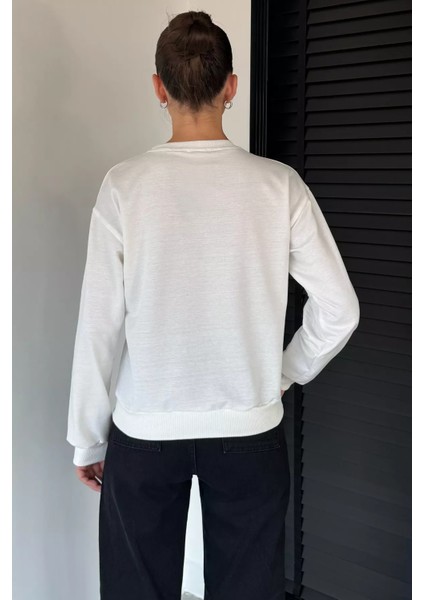 Kadın Bisiklet Yaka Kelebek Baskılı Taş Işlemeli Sweatshirt P-00018830 fırsatları