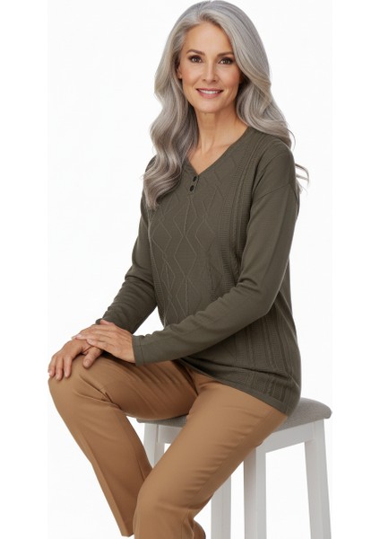 Kadın Kışlık Yünlü Örme Triko Anne Kazak Elmas Desenli Iki Düğmeli V Yakalı Likralı Rahat Kesim Tam Kalıp modelleri