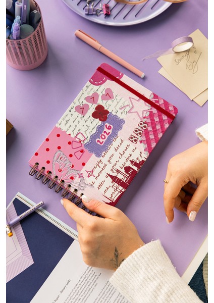 2026 Dikey Haftalık Ajanda – Yatay A5 Formda Spiralli Sert Kapak Haftalık Ajanda 21X15 cm Kolaj