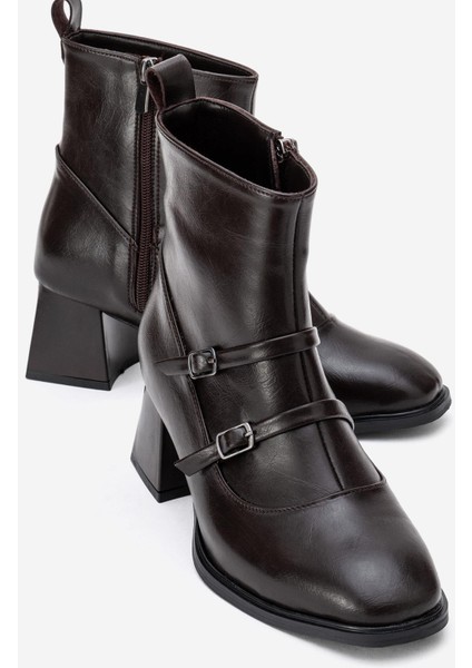 Sade Çift Tokalı Küt Burunlu Topuklu Bot KAHVE CİLT