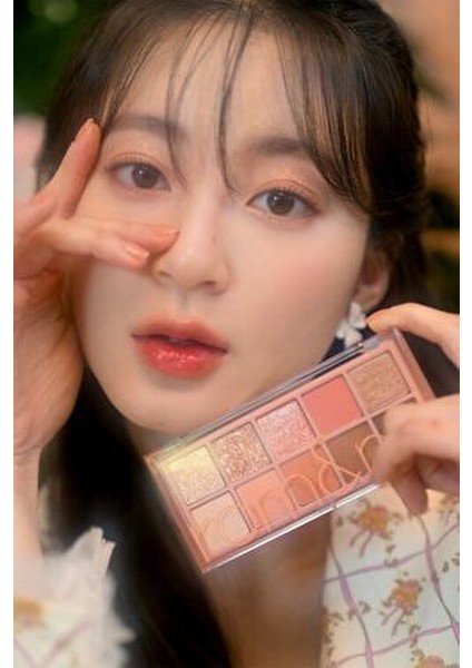 Mat Işıltılı Glitter İçeren Yoğun Pigmentli Göz Farı Paleti Pampas Garden Karışık Renkler indirimleri