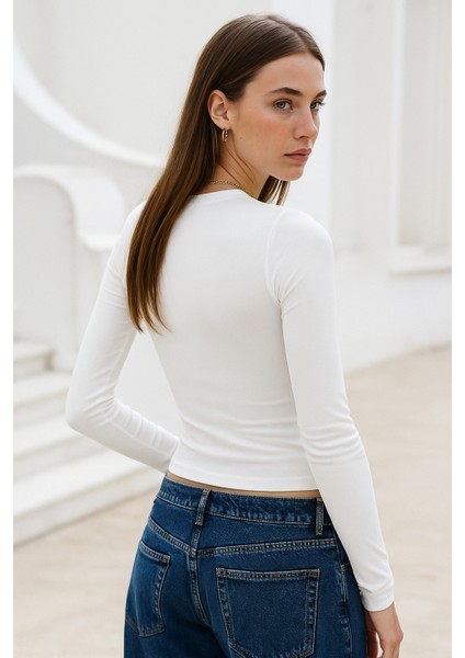 Kadın Ekru Bisiklet Yaka Esnek Kumaşlı Vücuda Oturan Slim Fit Uzun Kollu Crop Body