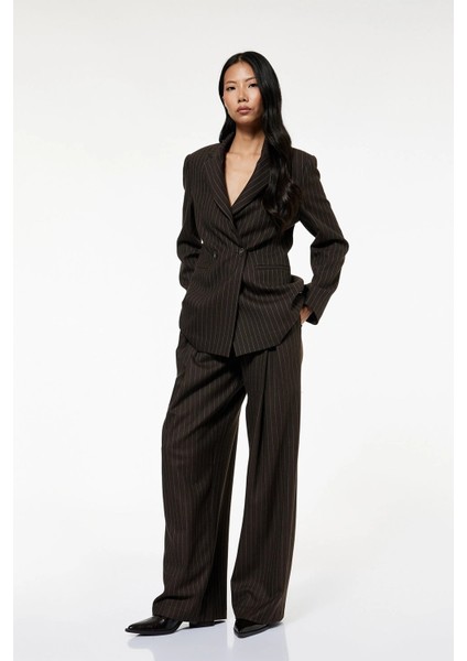 Kadın Koton x Sibil Çetinkaya - Pile Detaylı Cepli Çizgili Düz Geniş Paça Kumaş Pantolon 6WAK40171PW