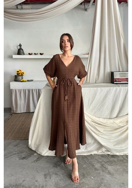 V Yaka Bel Boncuk Bağlamalı Müslin Elbise Yırtmaç Detaylı - Kahverengi