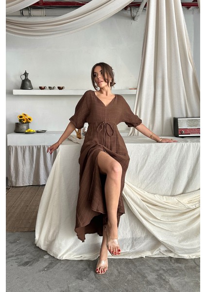 V Yaka Bel Boncuk Bağlamalı Müslin Elbise Yırtmaç Detaylı - Kahverengi fiyatları