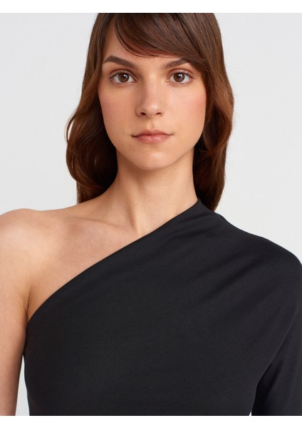 Pile Detaylı Tek Kol Bluz