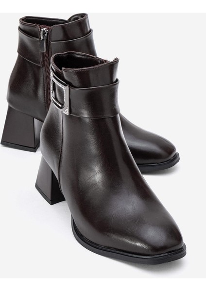 Sade Kare Tokalı Küt Burunlu Topuklu Bot Kahve Cilt