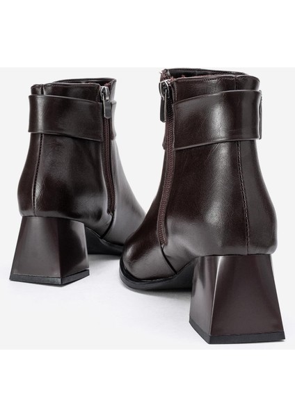 Sade Kare Tokalı Küt Burunlu Topuklu Bot Kahve Cilt fırsatları
