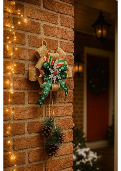 Dekoratif Yılbaşı Kapı Duvar Süsü–sarkıt Model Çam Kozalaklı ve Kurdele Detaylı 40 cm