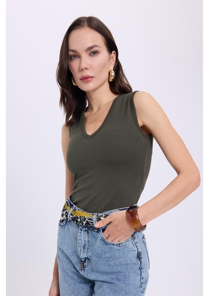 Kadın Slim Fit Dar Kesim V Yaka Sıfır Kol Pamuklu Ribanalı Haki Bluz fiyatları