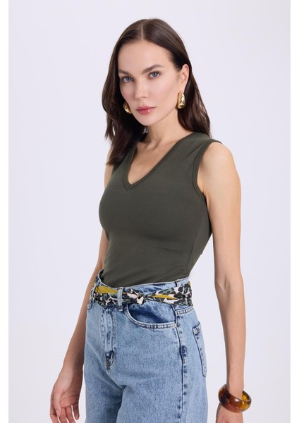 Kadın Slim Fit Dar Kesim V Yaka Sıfır Kol Pamuklu Ribanalı Haki Bluz indirimleri