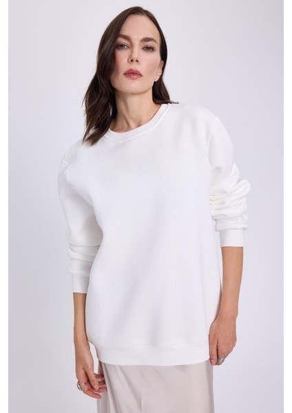 Kadın Oversize Geniş Kesim Pamuklu Yumuşak Dokulu Içi Polarlı Basic Beyaz Bisiklet Yaka Sweatshirt