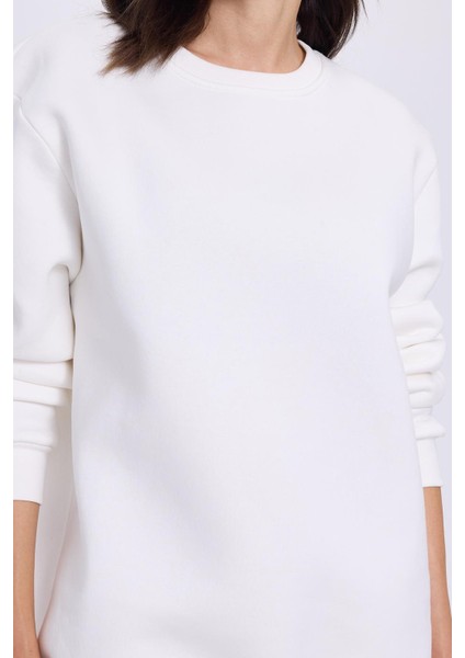 Kadın Oversize Geniş Kesim Pamuklu Yumuşak Dokulu Içi Polarlı Basic Beyaz Bisiklet Yaka Sweatshirt modelleri