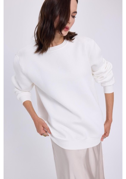 Kadın Oversize Geniş Kesim Pamuklu Yumuşak Dokulu Içi Polarlı Basic Beyaz Bisiklet Yaka Sweatshirt indirimleri